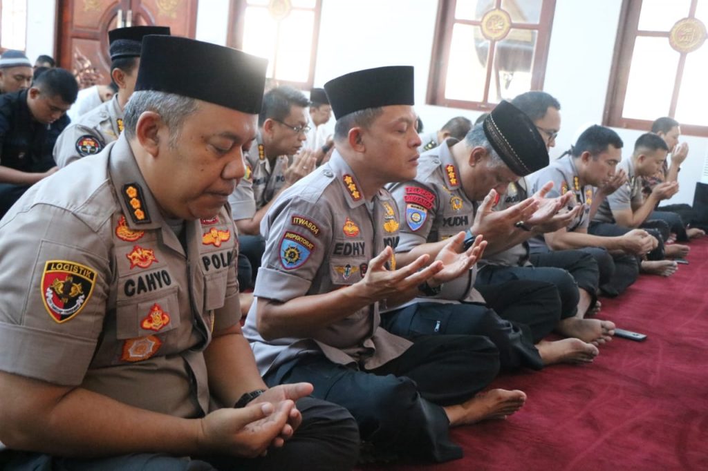 Pejabat Utama Polda Kaltim Melaksanakan Safari Shalat Jum’at di Masjid Al-Ikhlas WhatsApp Image 2019 11 08 at 12.57.15