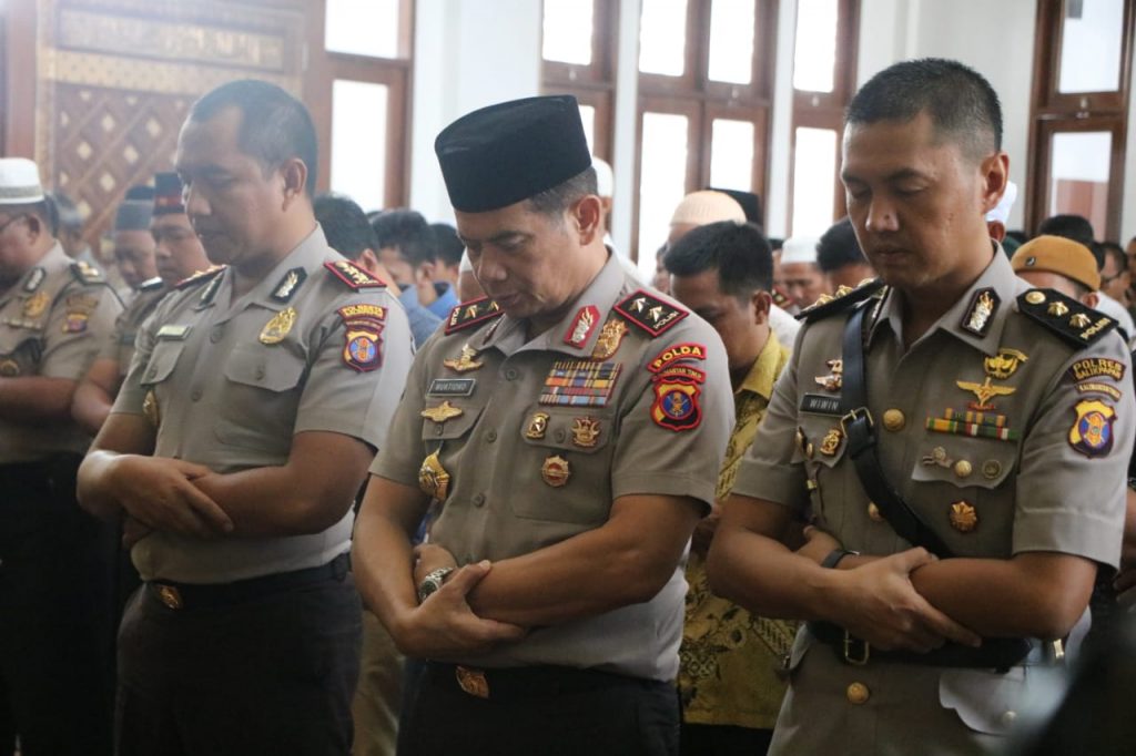 Kapolda Kaltim Laksanakan Sholat Jumat Berjamaah di Masjid Al-Aman Polresta Balikpapan WhatsApp Image 2019 11 29 at 12.39.05