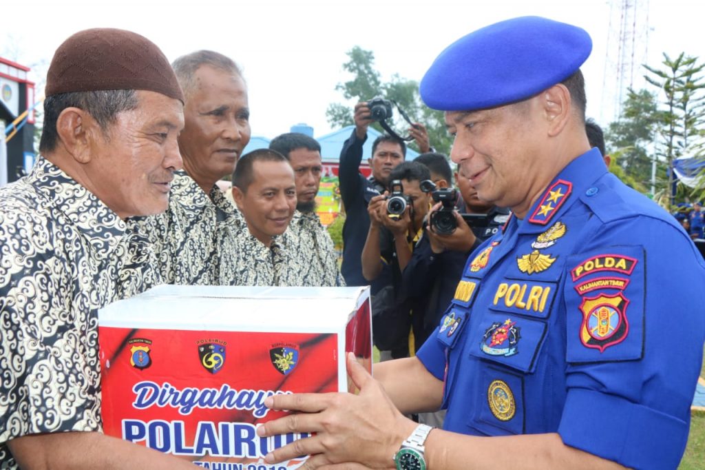 HUT Polair Ke-69, Kapolda Kaltim Berikan Bantuan Kepada Nelayan WhatsApp Image 2019 12 03 at 20.00.43
