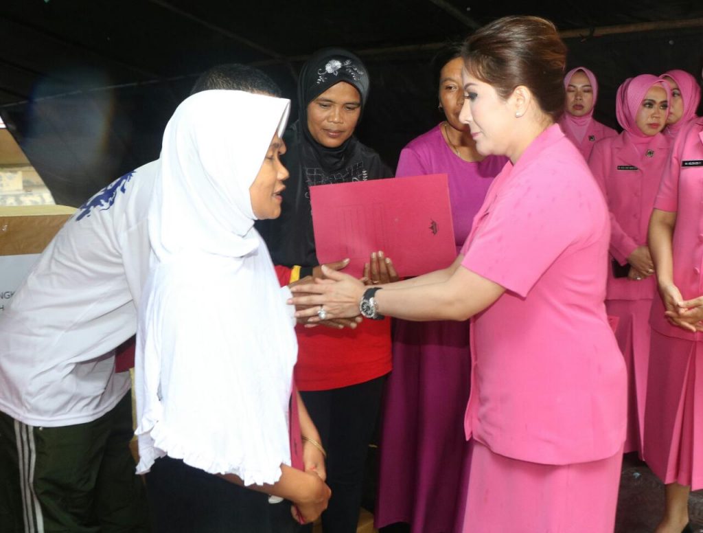 Sambangi Korban Kebakaran, Ketua Bhayangkari Kaltim Berikan Bantuan Sembako dan Santunan WhatsApp Image 2019 12 03 at 20.04.40