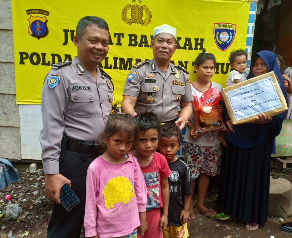 Berbagi Kebahagiaan, Dit Binmas Polda Kaltim Berikan Sembako Kepada Ibu Wakainna WhatsApp Image 2019 12 05 at 22.21.34 1