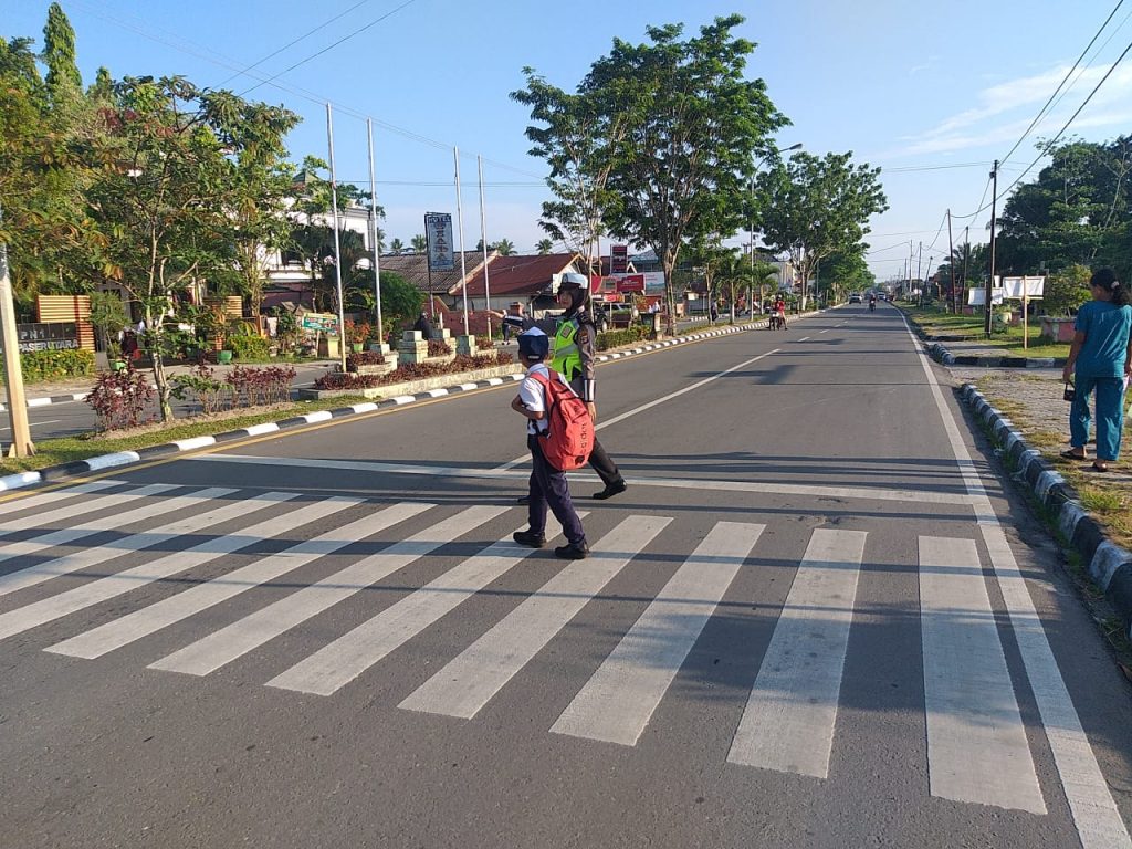 Polwan Satlantas Polres PPU Bantu Anak Sekolah Menyebrang Jalan WhatsApp Image 2019 12 09 at 12.39.51