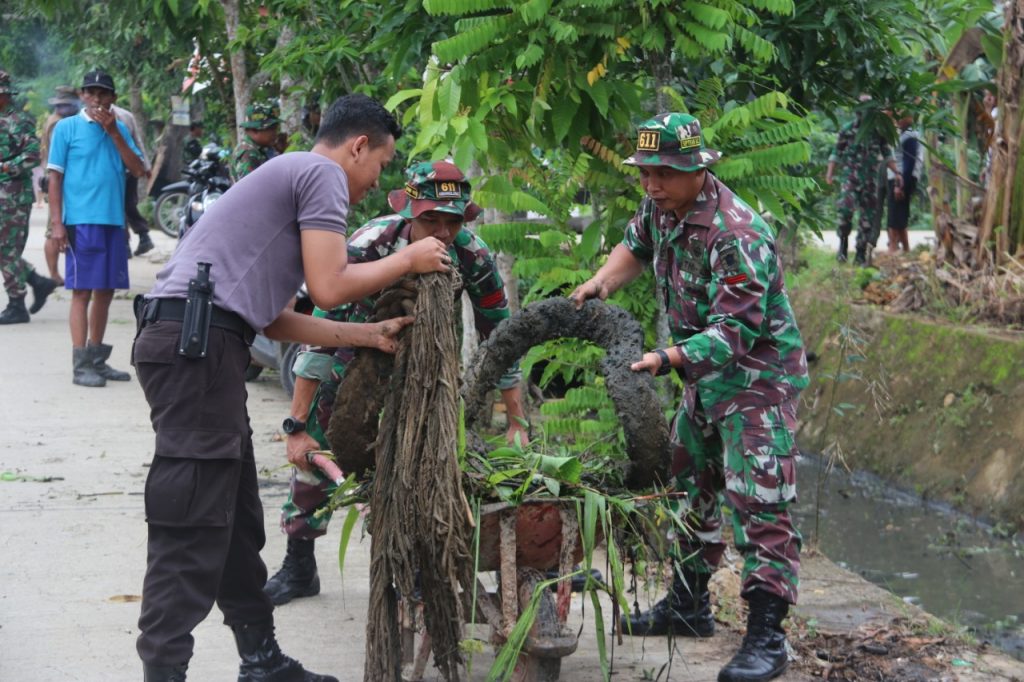Solidaritas TNI-Polri, Polres dan Kodim 0906 Kukar Laksanakan Kerja Bakti WhatsApp Image 2019 12 10 at 21.54.22