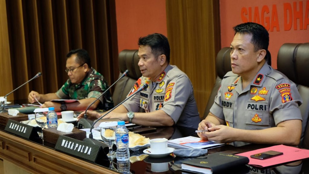 Bahas Kesiapan Pengamanan Natal 2019 dan Tahun Baru, Kapolda Kaltim dan Pangdam VI Mlw Ikuti Vicon Menkopolhukam WhatsApp Image 2019 12 13 at 08.55.26