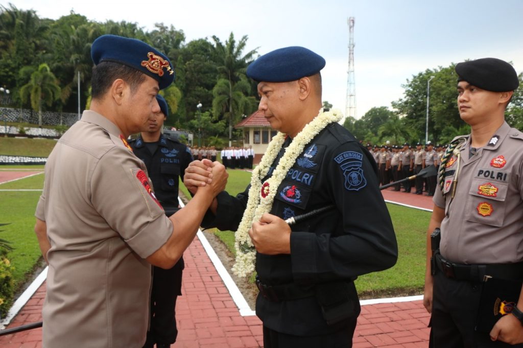 Kapolda Kaltim Sambut Kepulangan Ratusan Personil Brimob BKO Papua WhatsApp Image 2019 12 16 at 08.27.49