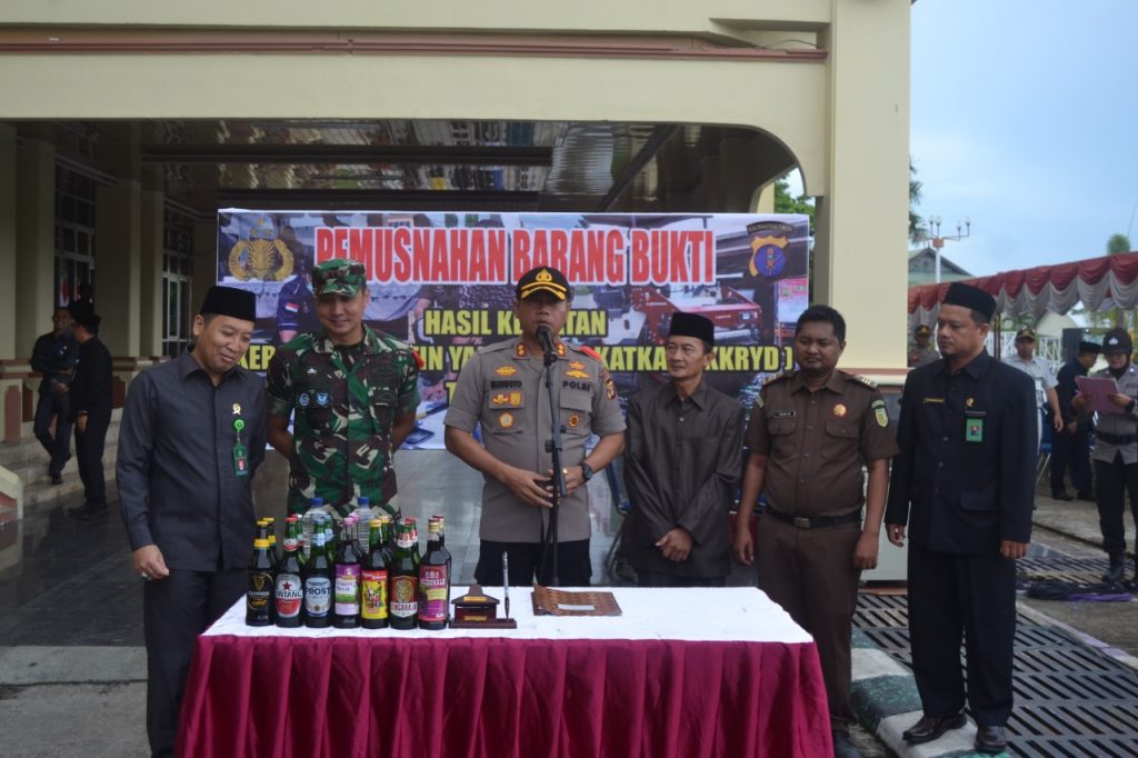 Jelang Tahun Baru, Polres Paser Gelar Pemusnahan Barang Bukti Ratusan Miras WhatsApp Image 2019 12 19 at 10.51.20