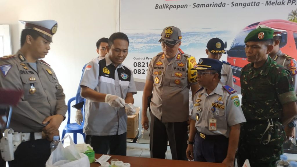 Ops Lilin Mahakam 2019, Polres Kubar Cek Kelayakan Kendaraan Dan Tes Urine Para Sopir WhatsApp Image 2019 12 25 at 08.23.51