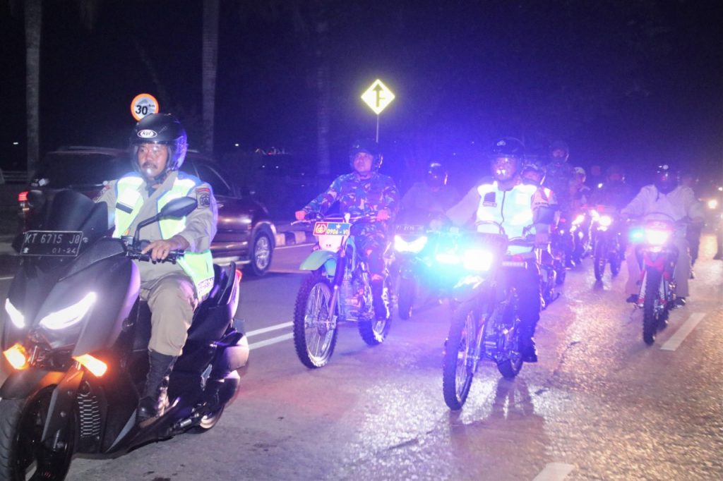 Kompak dan Solid Amankan Nataru 2020, Polres Kukar dan Kodim 0906/ Tgr Gelar Patroli Gabungan WhatsApp Image 2019 12 25 at 13.10.20