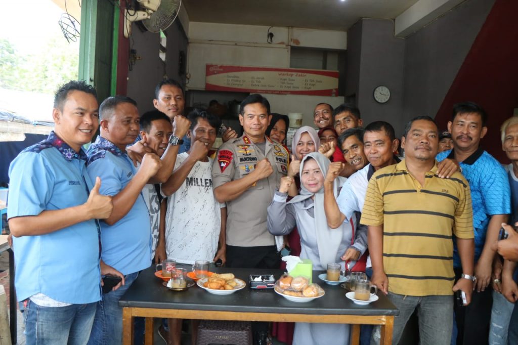 Ngopi Bareng Sopir Angkot, Kapolda Kaltim: Mari Bersama Kita Ciptakan Suasana Natal dan Tahun Baru Yang Aman dan Kondusif WhatsApp Image 2019 12 26 at 09.35.27