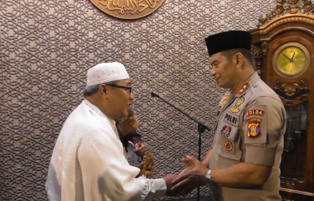 Safari Sholat Jumat, Kapolda Kaltim Berikan Bantuan 100 Al quran di Masjid Raya Darussalam Samarinda kapoldaaa