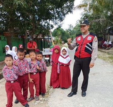 Polisi Sahabat Anak, Bhabinkamtibmas Marangkayu Sapa Anak-Anak di Desa Binaannya 8