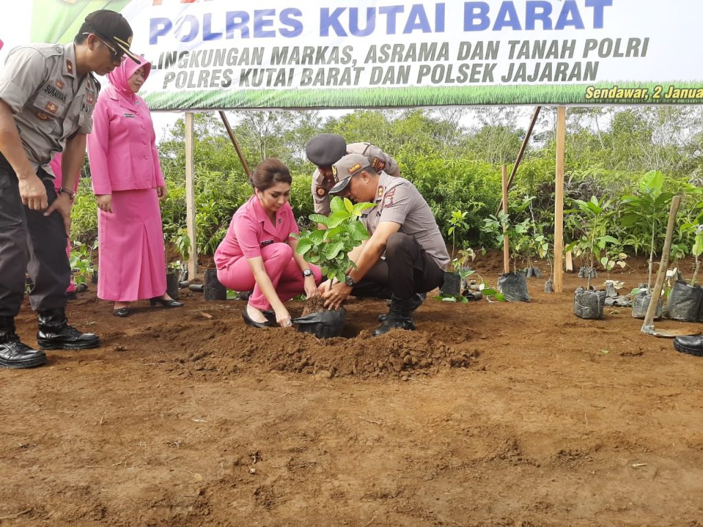 Gerakan Tanam Pohon Polres Kubar di Kampung Simpang Raya WhatsApp Image 2020 01 01 at 21.22.28