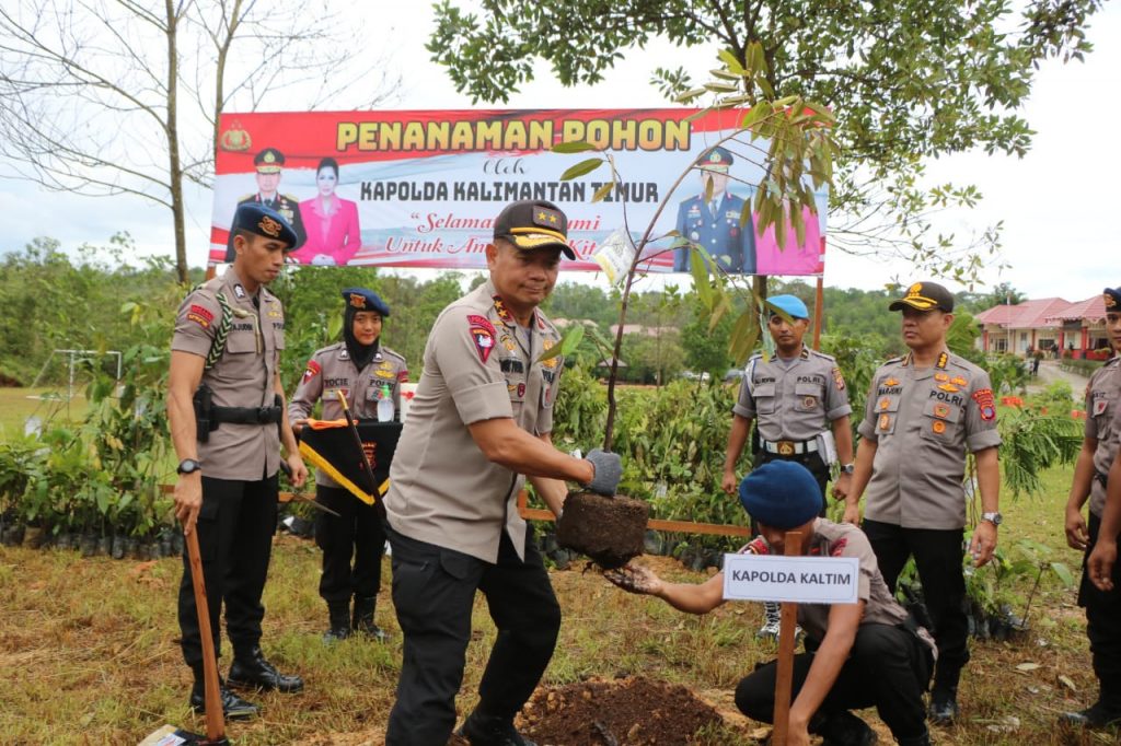 Gelorakan Penghijauan, Polda Kaltim dan Polres Jajaran Tanam Ribuan Pohon WhatsApp Image 2020 01 02 at 18.55.42