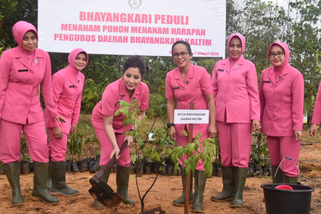 Gelorakan Penghijauan, Polda Kaltim dan Polres Jajaran Tanam Ribuan Pohon 1 WhatsApp Image 2020 01 02 at 18.55.54
