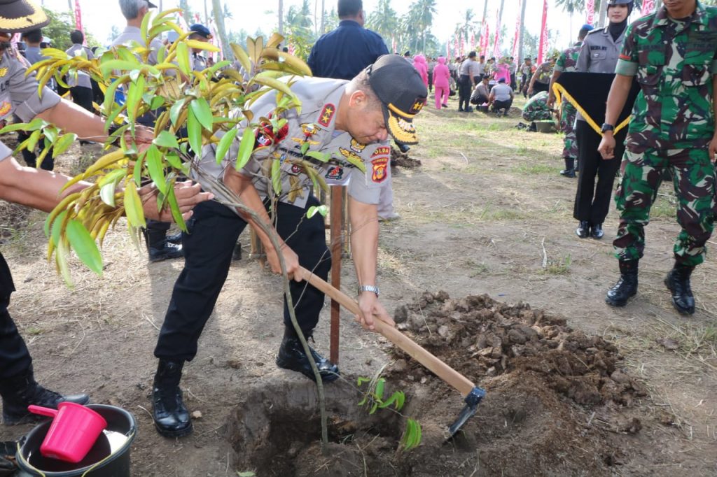 Aksi Penghijauan, Kapolda Kaltim Pimpin Penanaman 3.000 Pohon di Balikpapan WhatsApp Image 2020 01 10 at 09.41.52