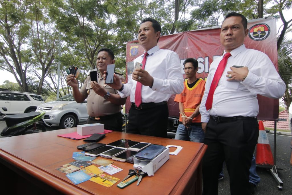Ditreskrimum Polda Kaltim Berhasil Amankan Pelaku Pencurian Handphone di Balikpapan WhatsApp Image 2020 01 13 at 13.23.10