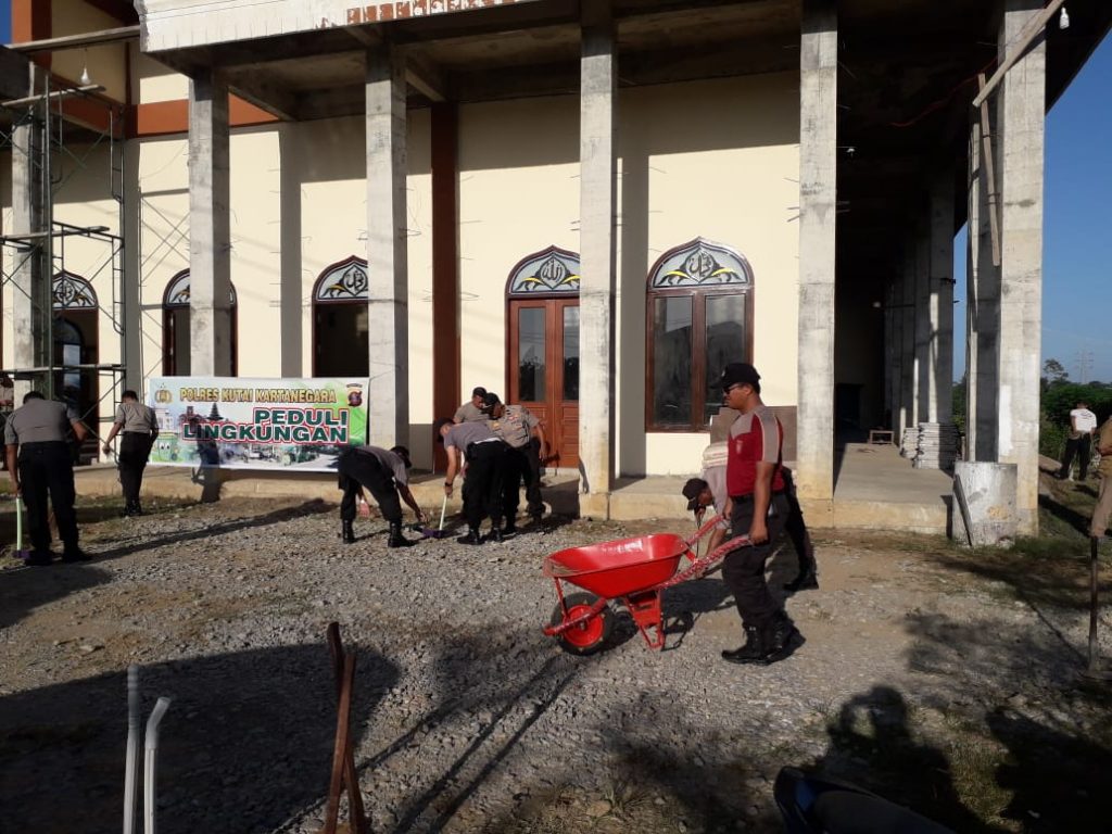 Polri Peduli, Polres Kukar Laksanakan Gotong Royong di Masjid Al-Iman WhatsApp Image 2020 01 22 at 12.01.48