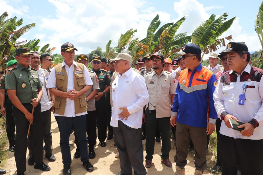 Bersama Forkopimda, Kapolresta Dampingi Kepala BNPB Tinjau Dampak Banjir di Samarinda WhatsApp Image 2020 01 22 at 14.16.05