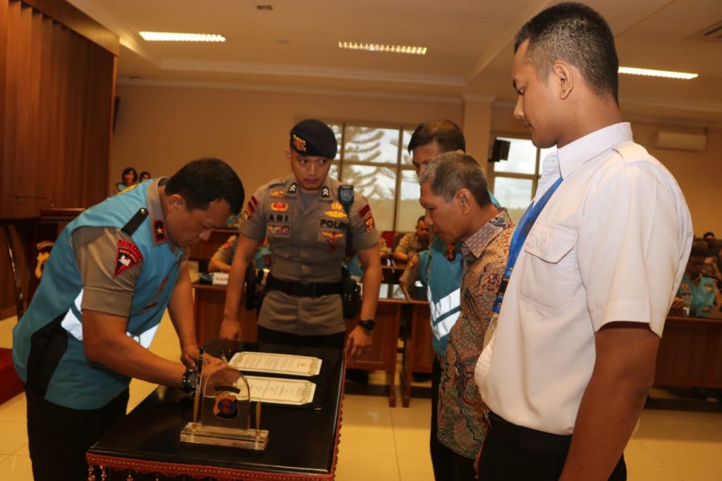 Wakapolda Kaltim Pimpin Pengambilan Sumpah dan Penandatanganan Pakta Integritas Seleksi SIPSS T.A.2020 WhatsApp Image 2020 01 28 at 09.37.20