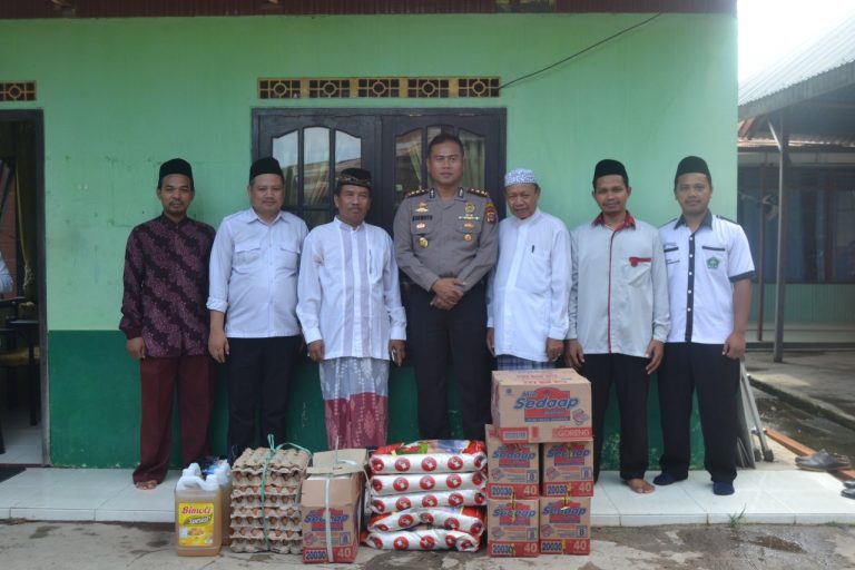 Kapolres Paser Disambut Hangat Saat Bersilaturhami ke Pondok Pesantren Al-Ikhsan Tanah Grogot WhatsApp Image 2020 01 29 at 14.35.51 768x512 1