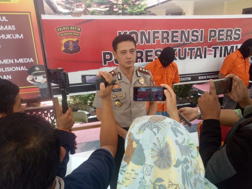Kapolres Kutim Pimpin Konfrensi Pers Terkait Kasus Penipuan WhatsApp Image 2020 01 30 at 14.38.48