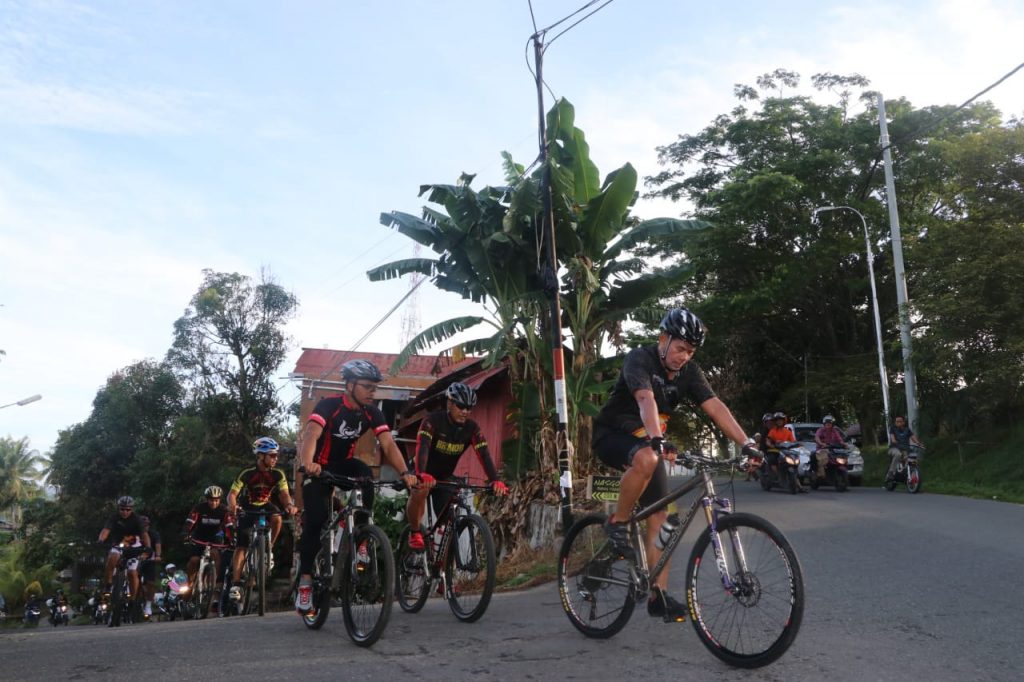 Gowes Sekaligus Patroli, Kapolda Beserta Pejabat Utama Polda Kaltim Budayakan Hidup Sehat 1 3