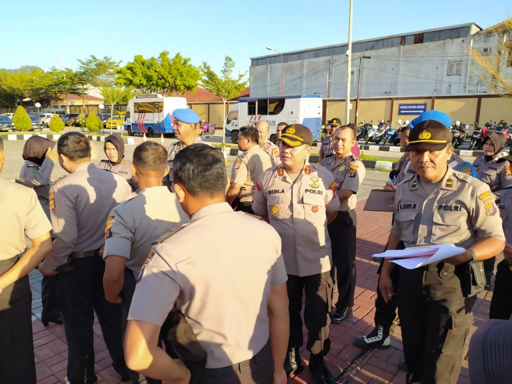 Tegakkan Disiplin, Wakapolresta Samarinda Cek Sikap Tampang dan Penampilan Seluruh Personel 10 5