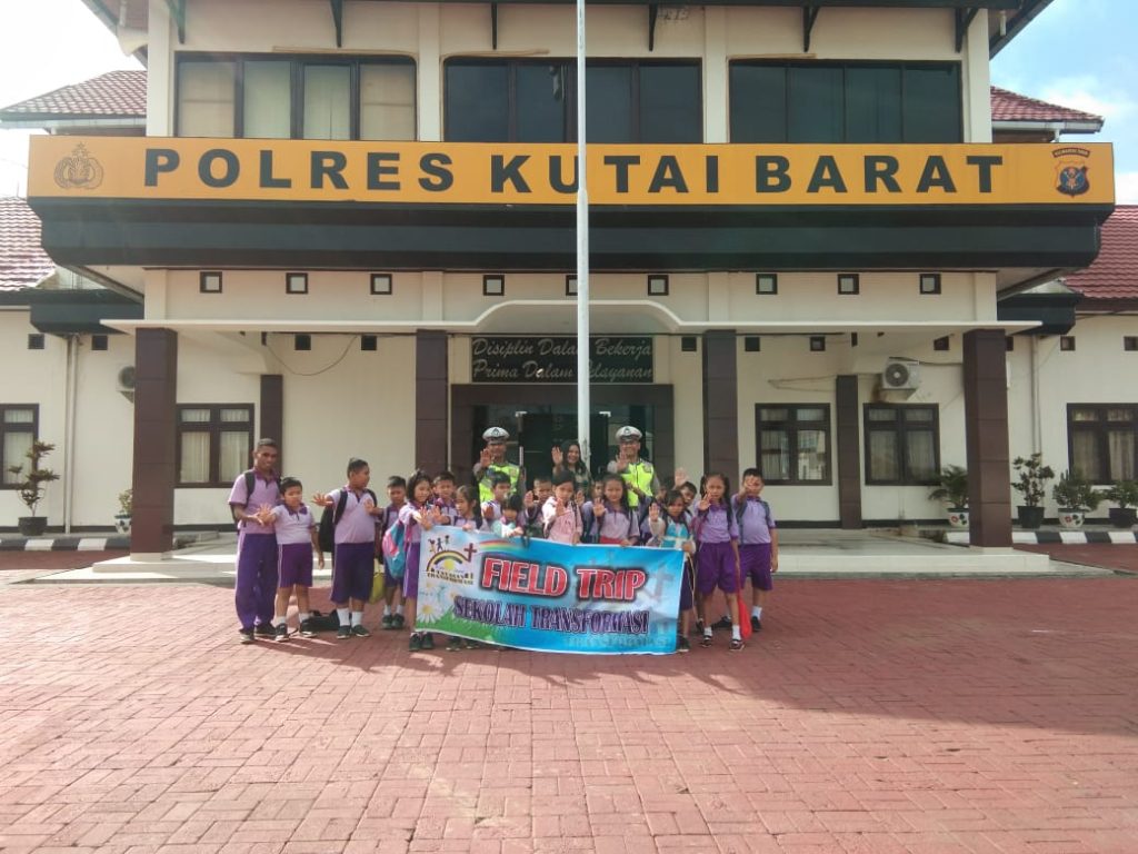 Polres Kubar Sosialisasikan Budaya Tertib Lalu Lintas Sejak Dini Kepada Siswa SD 12 5