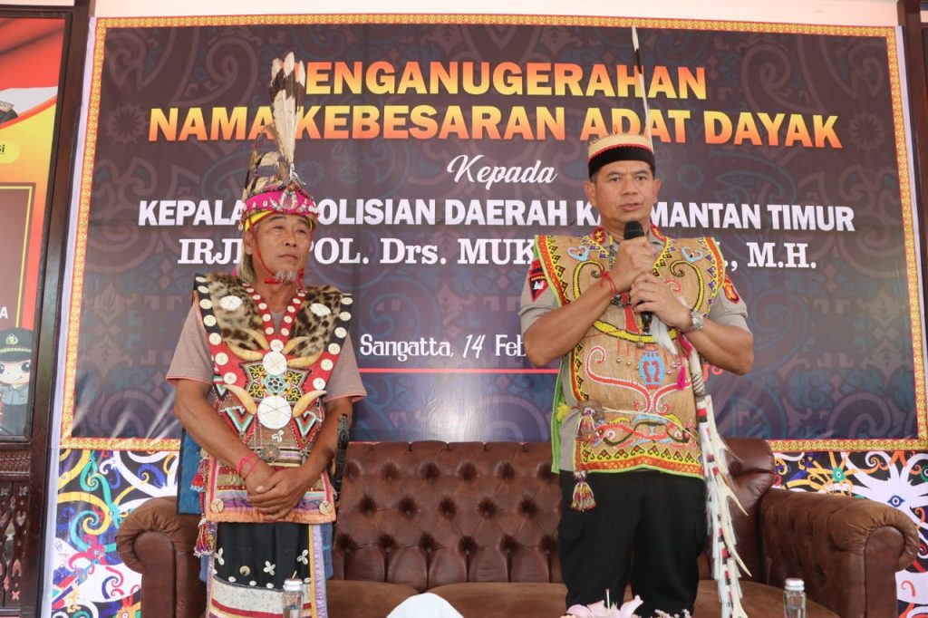Kapolda Kaltim Menerima Penganugerahan Nama Kebesaran Adat Dayak 13 5