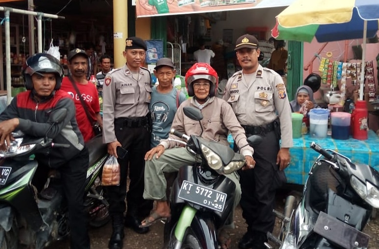 Ingin Warganya Taat Berlalulintas, Bhabinkamtibmas Polres PPU Beri Himbauan Kepada Tukang Ojek Pasar Babulu 19