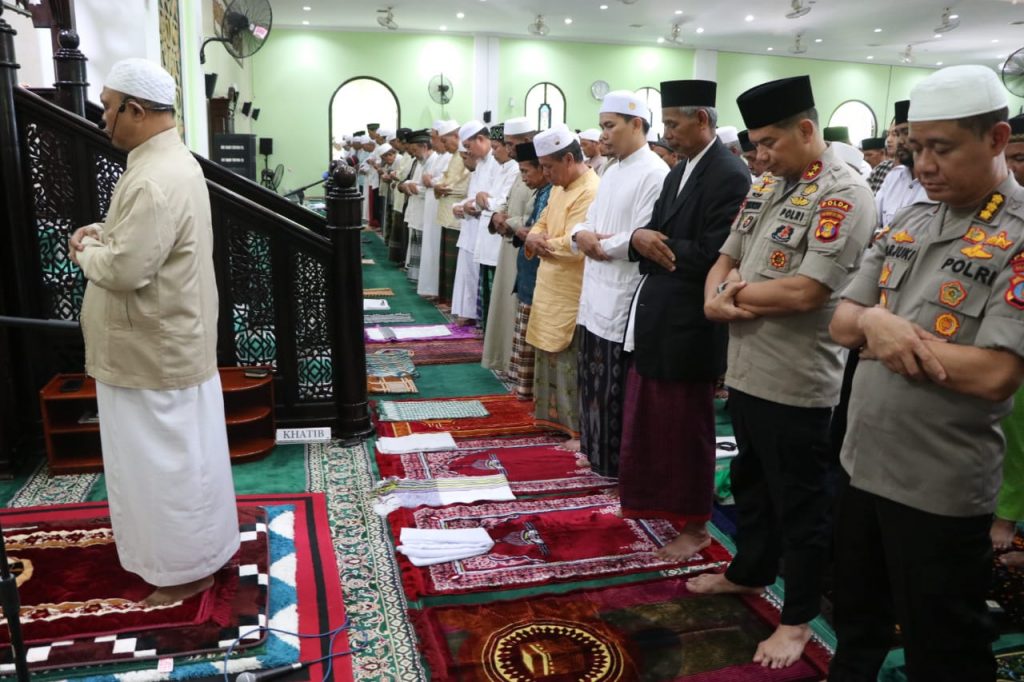 Kapolda Kaltim Laksanakan Safari Sholat Jum’at Berjamaah di Masjid Agung Al-Falah Paser. 21 5