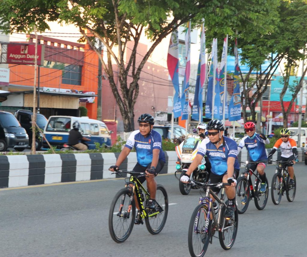 Gowes Sabtu Ceria, Polda Kaltim Ajak Masyarakat Jaga Kamtibmas 3 8