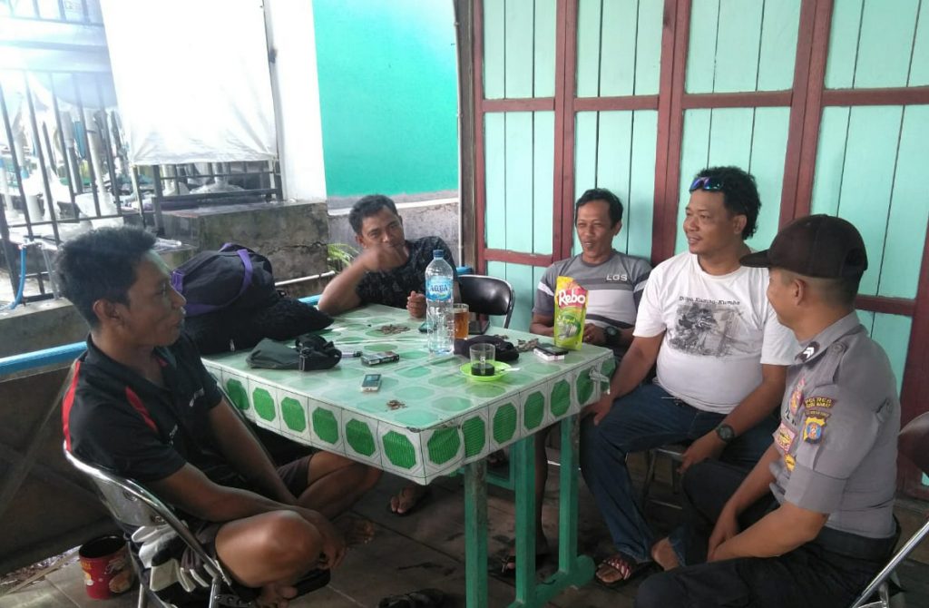 Wujudkan Pilkada Damai, Bhabinkamtibmas Polsek Melak Beri Himbauan Kepada Warga 4 8