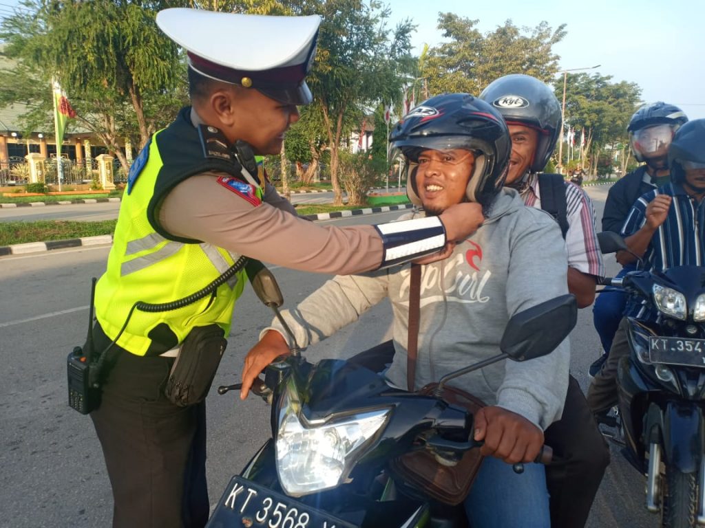 Sat Lantas Polres Paser Himbau Pengendara Gunakan Helm Sampai Berbunyi “KLIK” 6 5