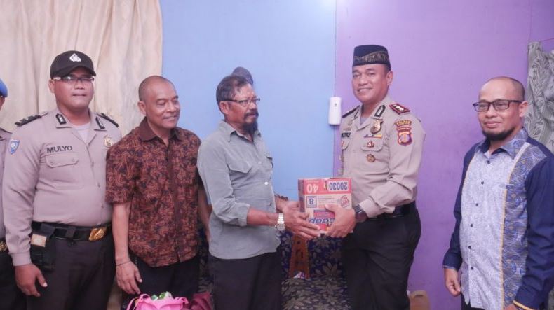 Polri Berbagi, Polres Bontang Berikan Sembako Gratis Untuk Warga Tidak Mampu 8