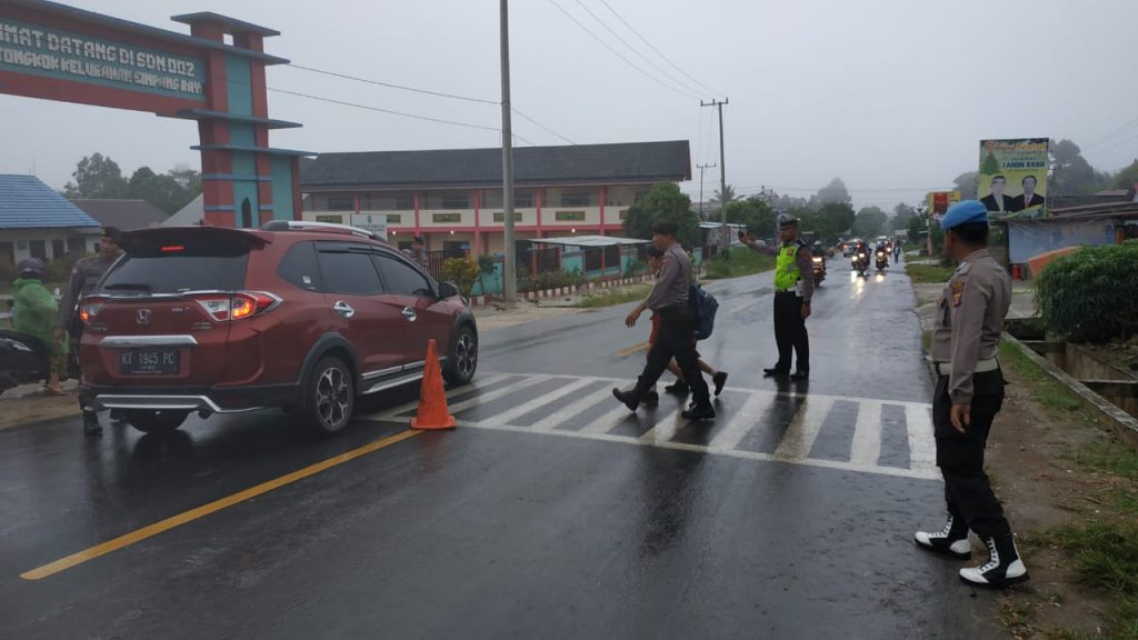 Wujudkan Keamanan Di Jalan, Personil Kubar Rutin Atur Lalu Lintas di Pagi Hari WhatsApp Image 2020 02 04 at 19.46.23