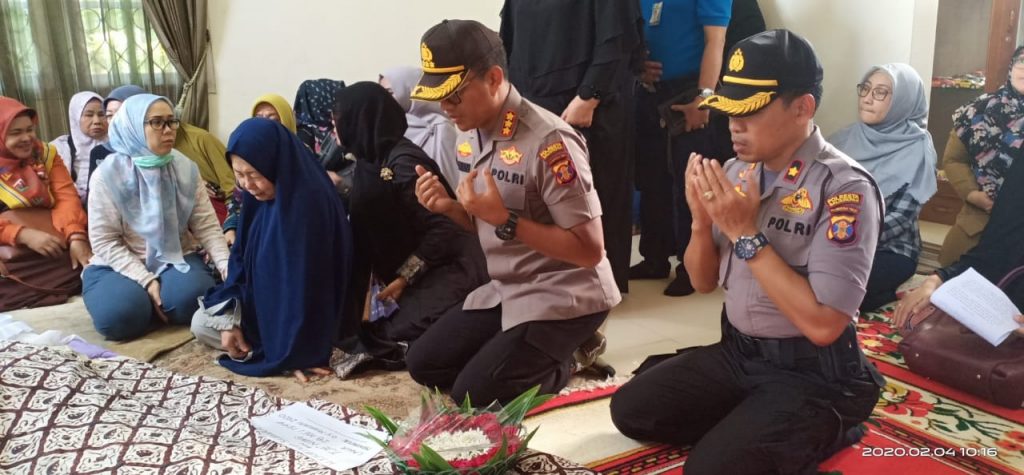Kapolresta Balikpapan Berbelasungkawa ke Rumah Duka Tjutjup Suparna WhatsApp Image 2020 02 05 at 11.27.08