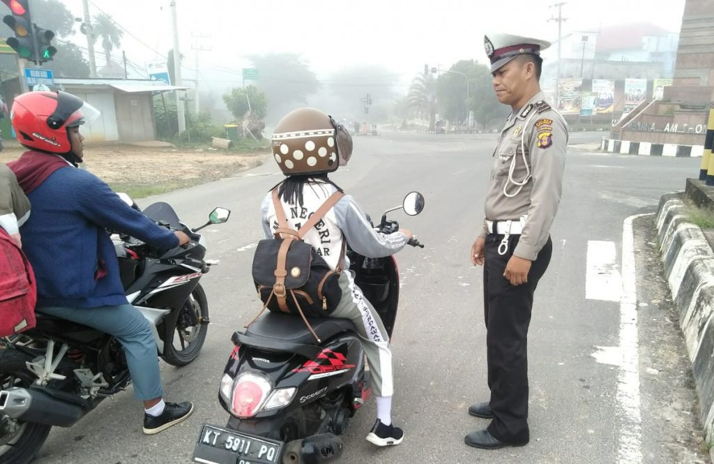 Bantu Kelancaran Aktifitas Pagi Warga, Polsek Melak Rutin Laksanan Gatur Lalin WhatsApp Image 2020 02 13 at 11.42.42