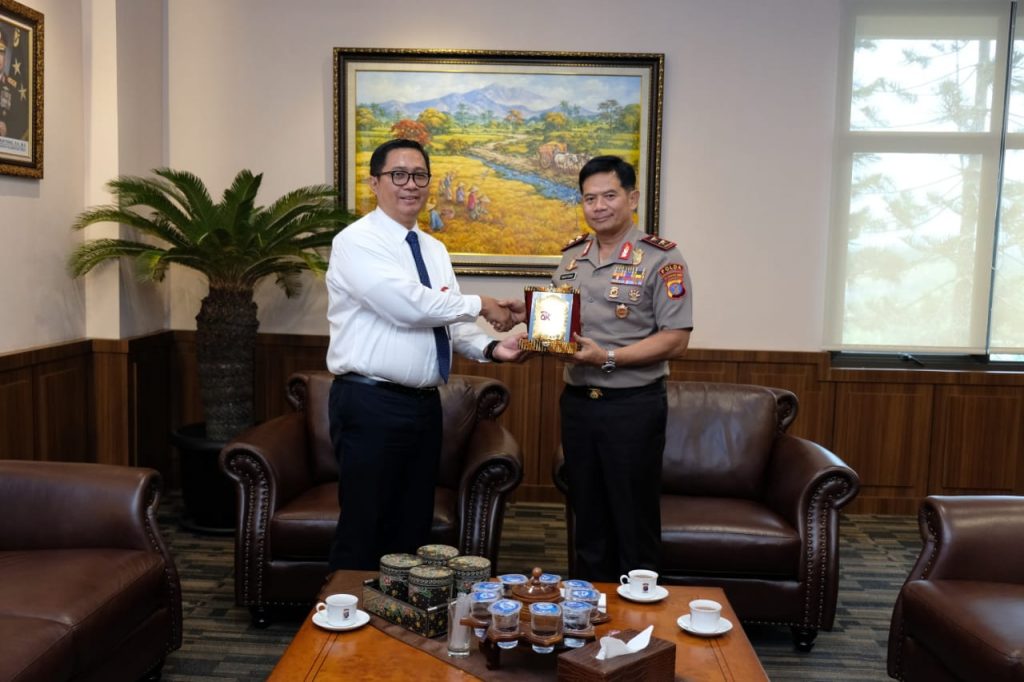 Erat Tali Silahturahmi, Kapolda Kaltim Terima Kunjungan OJK Kaltim WhatsApp Image 2020 02 17 at 12.17.58