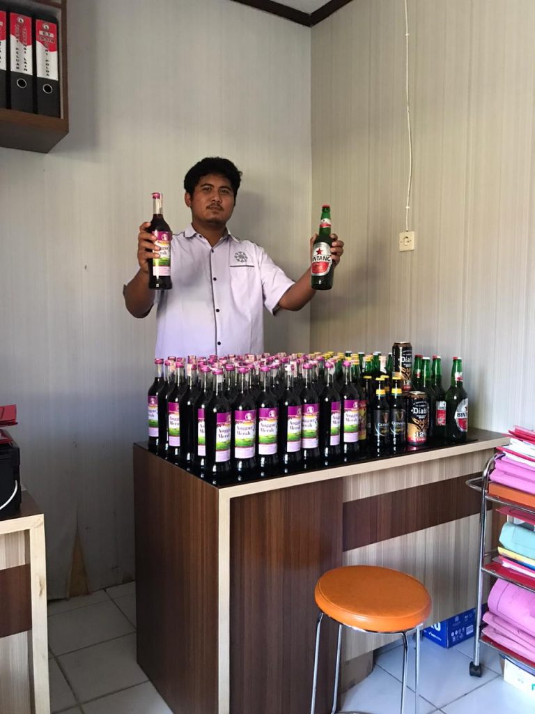 Tingkatkan Pengawasan, Polres Berau Berhasil Amankan Ratusan Botol Miras WhatsApp Image 2020 02 19 at 12.44.21