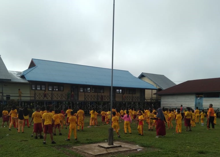 Polisi Sahabat Anak, Personel Polsek Long Hubung Kunjungi SD 003 Datah Bilang WhatsApp Image 2020 02 21 at 12.21.33