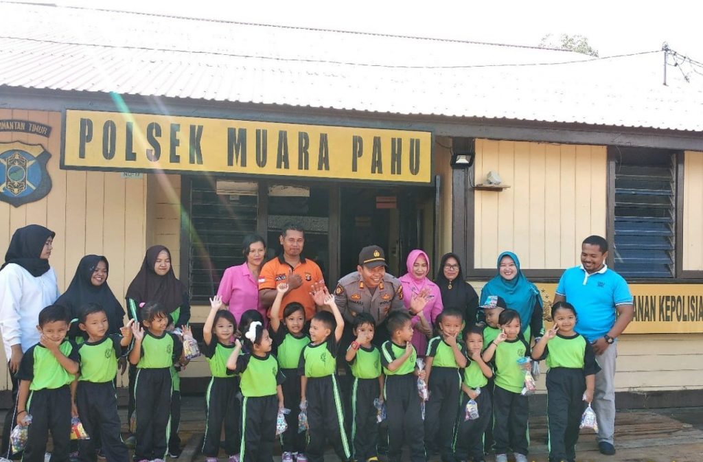Polisi Sahabat Anak, Murid TK Anggrek Merah Kunjungi Polsek Muara Pahu WhatsApp Image 2020 02 21 at 12.22.16