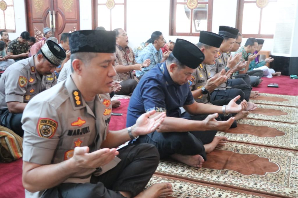 Kapolda Kaltim Bersama PJU Sholat Jumat Berjamaah di Masjid Al-Ikhlas Polda Kaltim WhatsApp Image 2020 02 21 at 13.28.09
