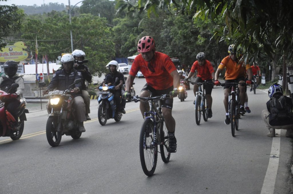 Budayakan Hidup Sehat, Kapolda Kaltim dan PJU Laksanakan Gowes Sekaligus Patroli WhatsApp Image 2020 02 27 at 07.11.40