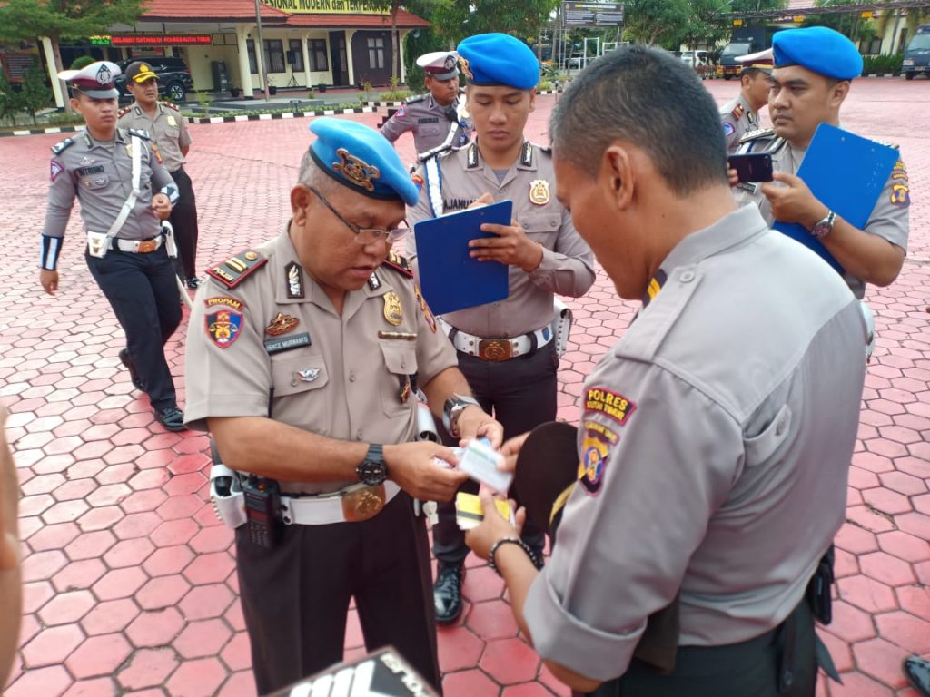 Pimpim Gaktibplin, Kasie Propam Cek Kerapian Anggota Polres Kutim WhatsApp Image 2020 02 27 at 09.09.56