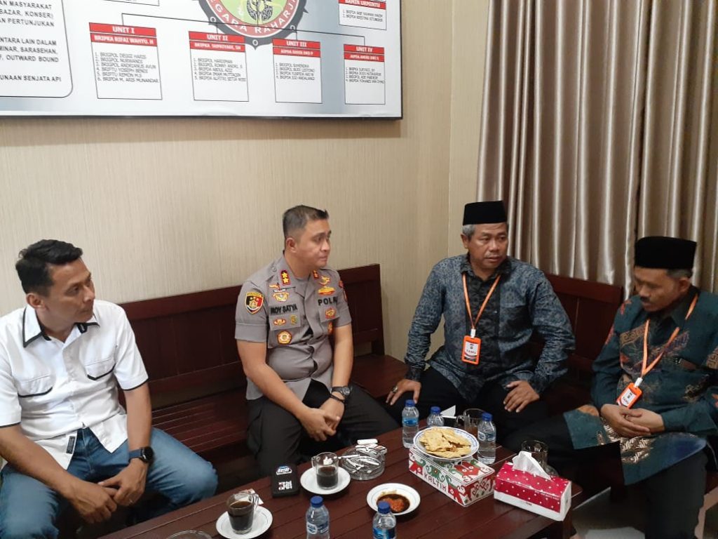 Ciptakan Pilkada 2020 Damai, Kapolres Kubar Silaturahmi Dengan Ketua NU dan MUI WhatsApp Image 2020 02 27 at 10.01.40