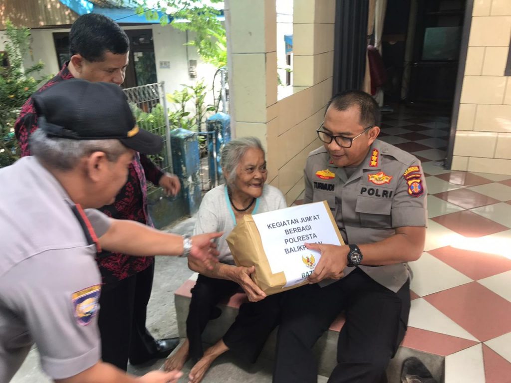 Melalui Door to Door System, Kapolresta Balikpapan Berikan Bantuan Untuk Warganya Yang Kurang Mampu WhatsApp Image 2020 02 28 at 16.31.24