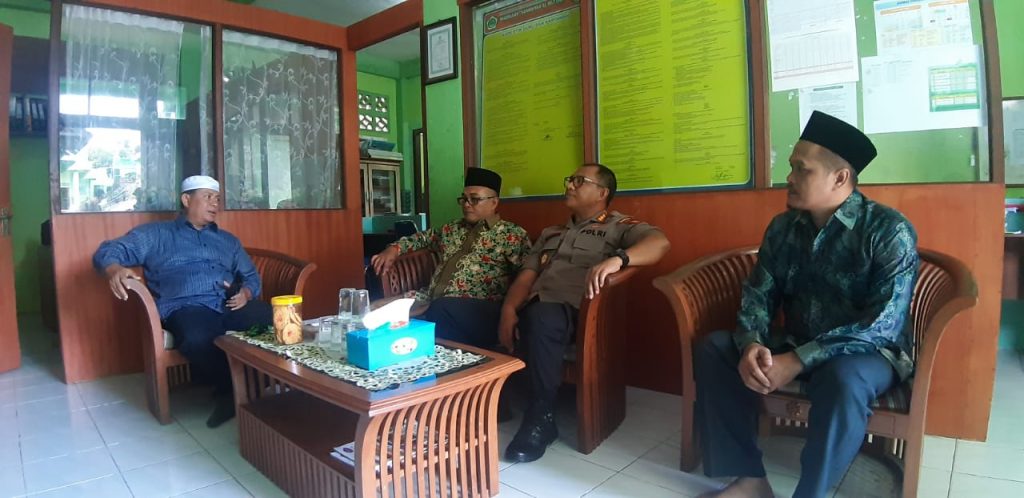 Jalin Silahturahmi, Kapolresta Balikpapan Kunjungi Ponpes Al-Muttaqien WhatsApp Image 2020 02 29 at 14.39.55