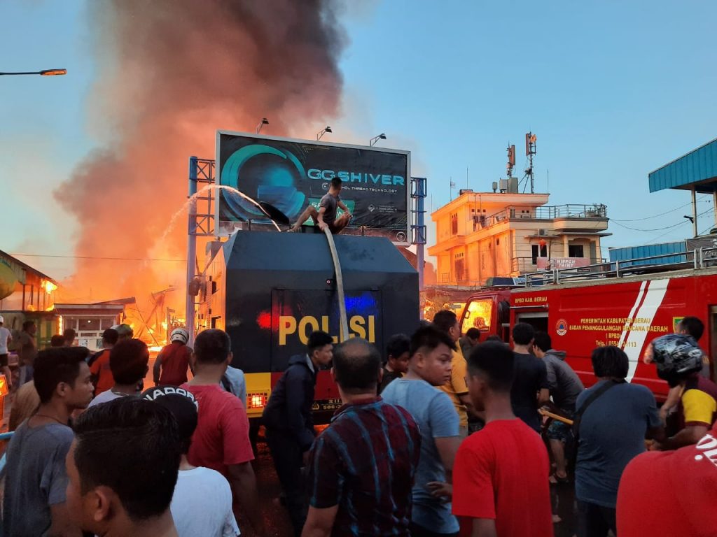 Siaga Bencana, Polres Berau Turunkan Personil Bantu Padamkan Kebakaran 10
