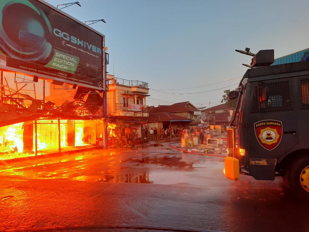 Siaga Bencana, Polres Berau Turunkan Personil Bantu Padamkan Kebakaran 2 12
